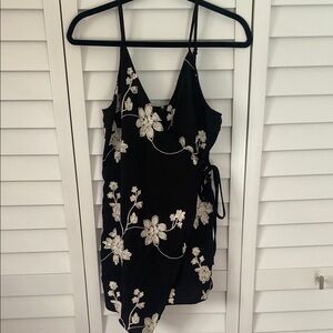 Here Comes the Sun Black and White Floral Wrap Romper SIze 8